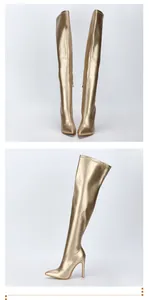 Vorder- und Seitenansicht goldener Overknee-Stiefel mit spitzer Kappe und Pfennigabsatz