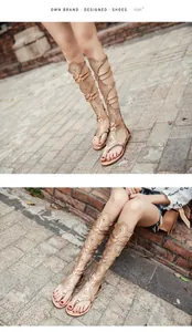 Detailansicht goldener Gladiatorsandalen für Damen mit metallischen Nietendetails