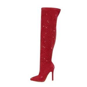 Elegante rote Overknee-Stiefel mit glitzernden Strasssteinen und Stiletto-Absatz für Partys
