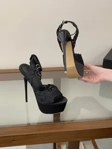 Detalle de sandalias de plataforma con encaje negro, tacón de aguja y cierre hebilla