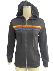 Gros plan d'un sweat à capuche noir zippé avec des rayures arc-en-ciel vives.