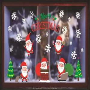 Detalle de las coloridas pegatinas navideñas para ventanas con Papá Noel y copos de nieve