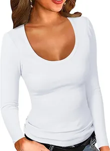 Primo piano di top bianco a costine a maniche lunghe con scollo tondo aderente da donna.