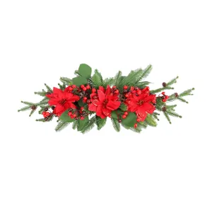 Weihnachtsgirlande mit roten Weihnachtssternen und Beeren für Tischdekorationen
