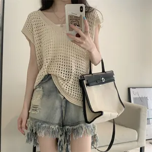 Chaleco de punto calado crema con cuello en V para un atuendo casual de verano
