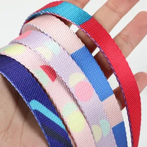 Makroansicht von strapazierfähigem Polyester-Gurtband mit bunten Mustern für Hundegeschirre