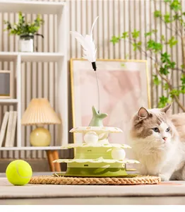 Detailansicht eines dreistöckigen interaktiven Katzenspielzeugs mit Federstab und Ragdoll