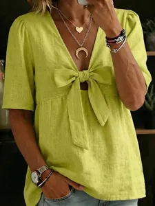 Détail du t-shirt à col en V pour femme avec nœud papillon en vert citron éclatant