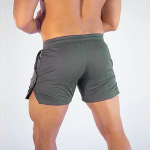 Achteraanzicht van sneldrogende sportshort voor heren van ademend mesh in olijfgroene kleur