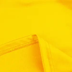 Vista macro dettagliata che mostra le cuciture precise e la trama dell'abito giallo