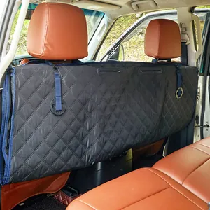 Vue détaillée du protecteur de siège arrière de voiture pour chien noir et matelassé.