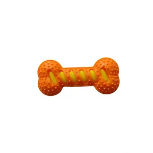 Nahaufnahme eines robusten, strukturierten orange-gelben Hundespielzeugs in Knochenform.