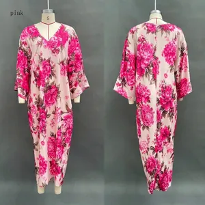 Elegante abito lungo rosa a fiori con vestibilità ampia e maniche lunghe per l'estate