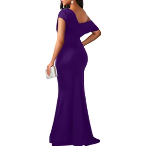 Vue arrière d'une élégante robe longue violette sans manches et épaules dénudées pour soirée.