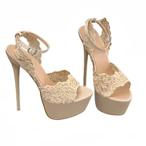 Elegantes sandalias de aguja de encaje beige con plataforma alta y correa al tobillo