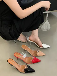 Mules a punta con tacco alto e design a cuore trasparente disponibili in vari colori
