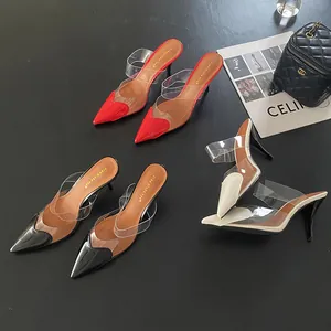 Dettaglio di eleganti sabot a punta con design a cuore e cinturini in PVC