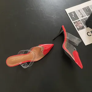 Vista dettagliata di sabot rossi a punta con cinturini in PVC trasparente e tacchi a spillo.
