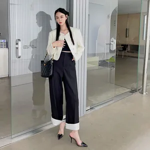 Mules con tacco alto a punta con motivo a cuore e inserti trasparenti su modella