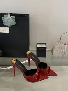 Κόκκινα λουστρίνι mules με ψηλό τακούνι, χρυσές λεπτομέρειες και μυτερή ανοιχτή μύτη