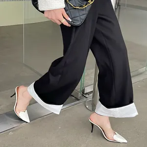 Eleganti sabot bianchi a punta con motivo a cuore e cinturino trasparente moda donna