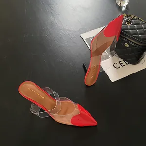Eleganti tacchi alti a punta con dettaglio cuore rosso e cinturini in PVC trasparente