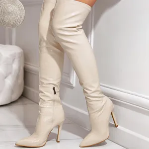 Eleganti stivali sopra il ginocchio color crema con motivo screpolato e tacco a spillo.