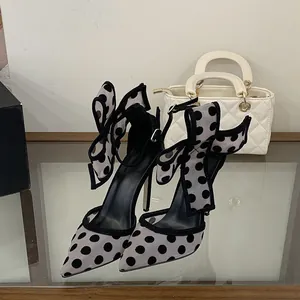 Detailansicht eleganter High-Heel-Sandalen aus Polka-Dot-Mesh mit großer Zierschleife
