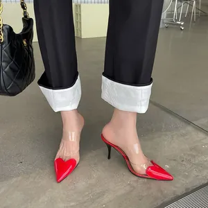 Muli stiletto trasparenti a punta con punta a forma di cuore rosso