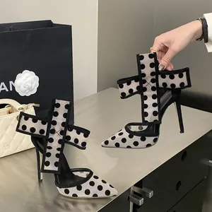 Elegante Mesh-Sandalen mit hohen Absätzen, Punkten und stilvollem Schleifendesign.