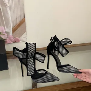 Detailaufnahme der schwarzen Mesh-Stilettos mit dekorativer Schleife für Damen