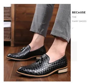 Detailansicht der schwarzen Herren-Loafer mit Webmuster und stilvollen Quasten-Akzenten.