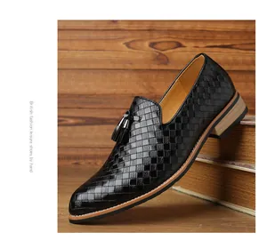 Detailansicht stilvoller schwarzer geflochtener Leder-Loafer mit eleganten Quasten