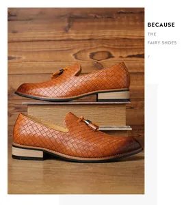 Detail von braunen geflochtenen Loafers mit Quasten und Slip-On-Design für Herren