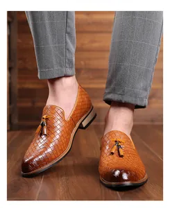 Detailansicht eleganter brauner Herren-Loafer mit Quasten und gewebter Lederstruktur