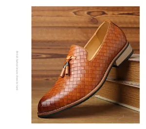 Eleganter brauner Herren-Loafer im britischen Stil mit einer modischen Webstruktur