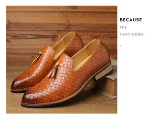 Detaillierte Makroaufnahme von braunen Herren-Loafers mit Webstruktur und Quastenverzierung.