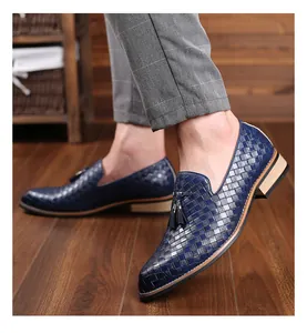 Nahaufnahme von stilvollen blauen geflochtenen Leder-Loafers mit Quasten-Detail