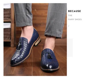 Nahaufnahme von blauen gewebten Herren-Loafers mit stilvollen Quasten am Fuß getragen