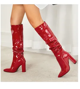 Glänzende rote Kniehohe Stiefel aus Lackleder mit spitzer Zehenpartie und Blockabsatz.