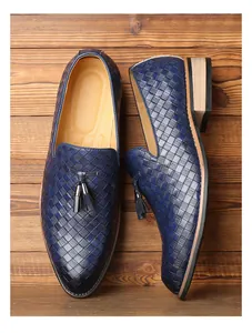 Detailansicht blauer gewebter Leder-Loafers mit eleganten Quasten und Holzabsatz im Detail