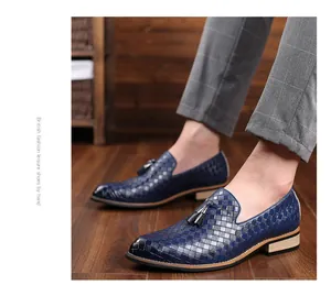 Makro-Detail von blauen geflochtenen Leder-Loafers mit stilvollen Doppelquasten.