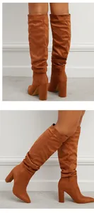 Detailansicht lässiger kniehoher Wildlederstiefel mit spitzer Kappe und Blockabsatz