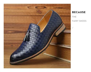 Nahaufnahme von blauen, geflochtenen Leder-Loafers für Herren mit Quasten-Detail