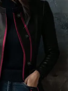 Detalle de la chaqueta de cuero negra retro para mujer con ribete rosa en contraste