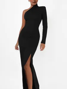 Elegante vestido largo negro de un hombro con manga larga y abertura alta para banquetes