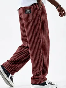 Detaillierte Texturansicht der Herren-Cordhose mit breiten Rippen und Taschenaufnäher im Vintage-Stil
