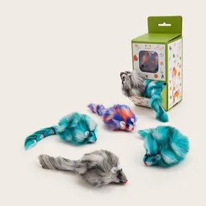 Dettaglio di peluche colorati per gatti con erba gatta e confezione regalo verde