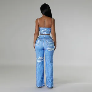 Vue arrière élégante d'un ensemble deux pièces imprimé denim avec haut et pantalon