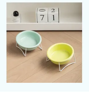Vue détaillée de deux bols en céramique colorés pour animaux avec supports en métal blanc